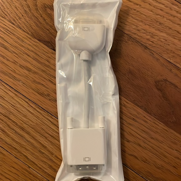 Apple White Remote Control, cables and plugs - Picture 4 of 11